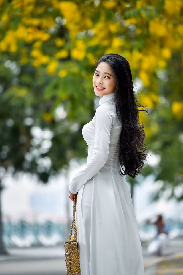 “Hot girl tráng bánh mướt” xứ Nghệ đẹp dịu dàng dưới tán hoàng yến ảnh 12