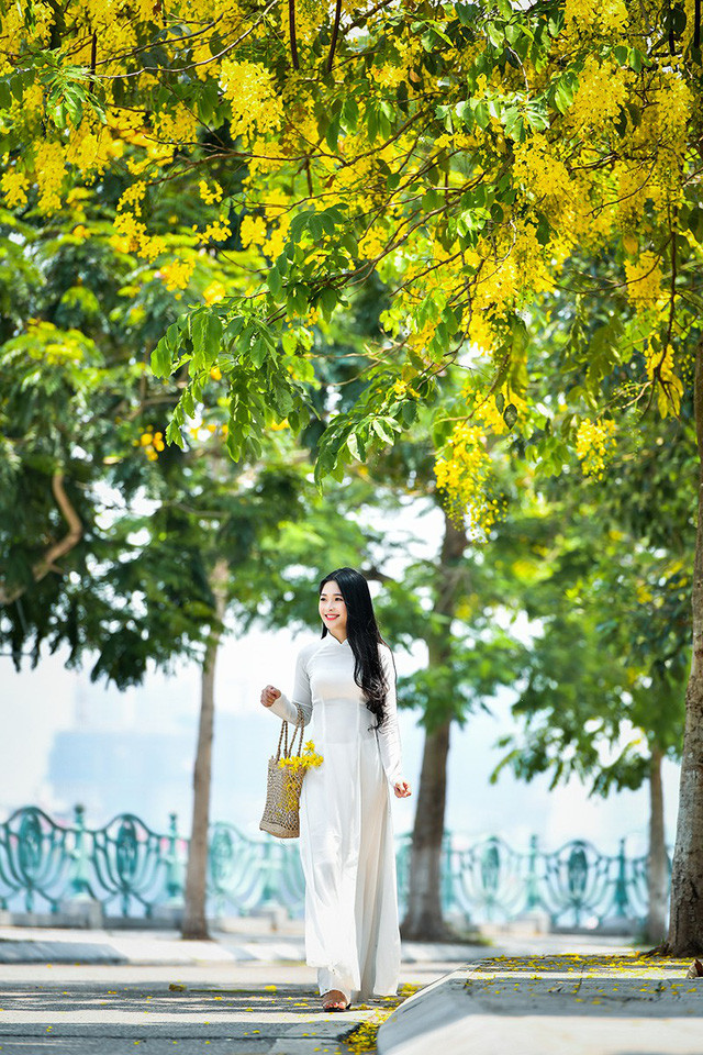“Hot girl tráng bánh mướt” xứ Nghệ đẹp dịu dàng dưới tán hoàng yến ảnh 1 Nguyễn Thị Kim Khánh (sinh năm 1998) được dân mạng đặt biệt danh hot girl tráng bánh mướt. Lí do là vì cô được biết tới qua một clip cô ngồi tráng bánh mướt phụ mẹ bán hàng.