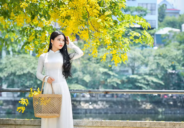 Mẹ của Kim Khánh mở một quán bán bánh bánh mướt tráng tại Nghệ An. Lúc rảnh rồi, Khánh thường tới phụ mẹ tráng bánh, phục vụ khách hàng.