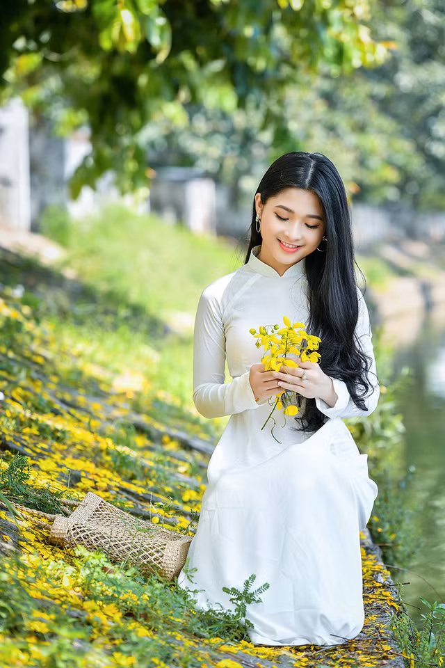 “Hot girl tráng bánh mướt” xứ Nghệ đẹp dịu dàng dưới tán hoàng yến ảnh 6