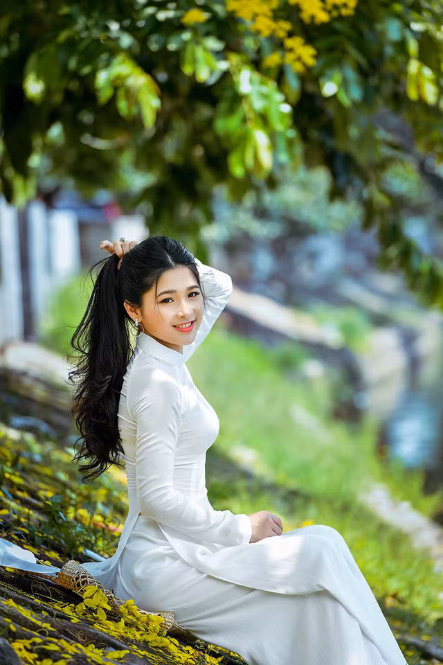 “Hot girl tráng bánh mướt” xứ Nghệ đẹp dịu dàng dưới tán hoàng yến ảnh 5