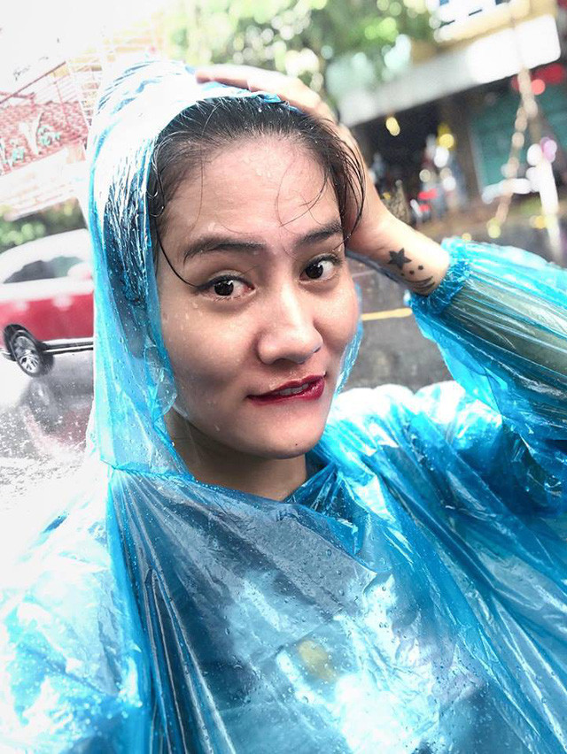 Chụp ảnh selfie giữa trời mưa, cô gái bị dân mạng chế giễu ảnh 2 Còn đây là bức ảnh selfie do Minh Cúc chia sẻ