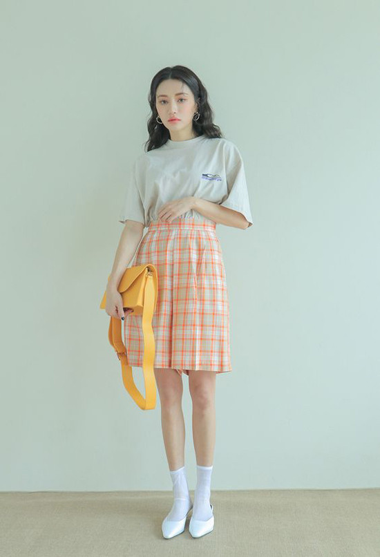 Chân váy ngắn, short ống rộng in họa tiết hợp mốt được phối hợp cùng các kiểu áo thun, áo sơ mi đơn sắc.