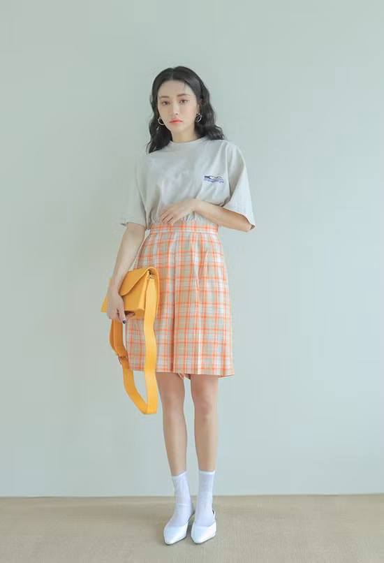 Chân váy ngắn, short ống rộng in họa tiết hợp mốt được phối hợp cùng các kiểu áo thun, áo sơ mi đơn sắc. Chân váy ngắn, short ống rộng in họa tiết hợp mốt được phối hợp cùng các kiểu áo thun, áo sơ mi đơn sắc.