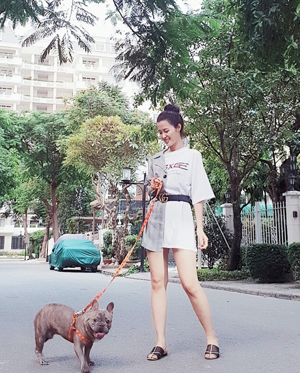 Đông Nhi ăn mặc phá cách với set đồ kết hợp blazer, áo thun phom dáng rộng, dép bệt khi đi dạo. Đông Nhi ăn mặc phá cách với set đồ kết hợp blazer, áo thun phom dáng rộng, dép bệt khi đi dạo.