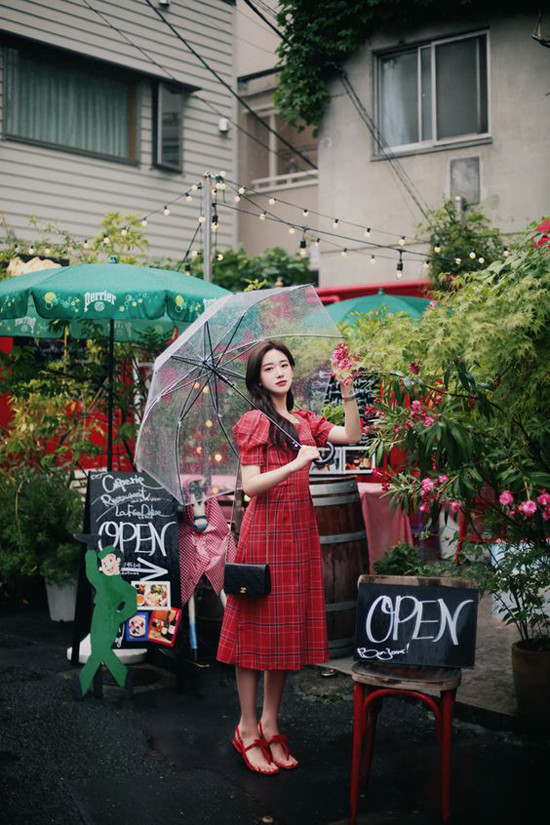 Những mẫu váy cổ điển thiết kế trên nền vải kẻ sọc ca rô sẽ giúp bạn gái xây dựng hình ảnh nhẹ nhàng, trẻ trung.