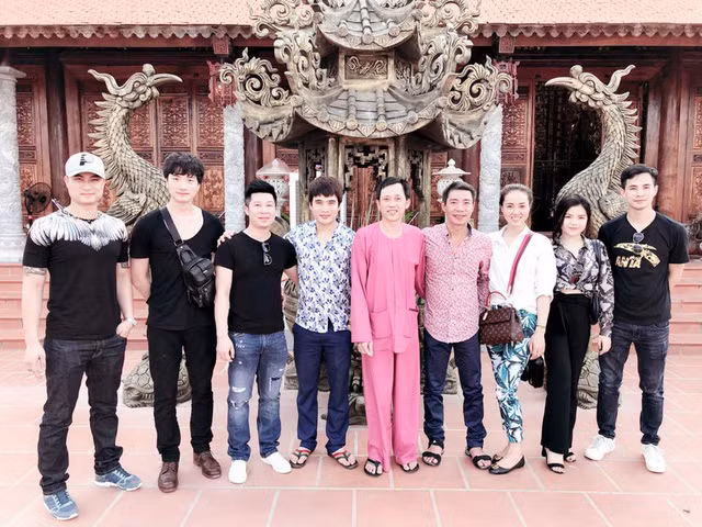 Nghệ sĩ Công Lý trong một lần đưa bạn gái đi thăm nhà thờ tổ của danh hài Hoài Linh.