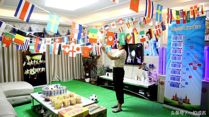 Recently, Zhengzhou, Henan Province, after the beauty Xiaorong 95 to the home to dress up a lot for her husband Xiao Zhang to create a World Cup version of the luxury ball room, people envy.
