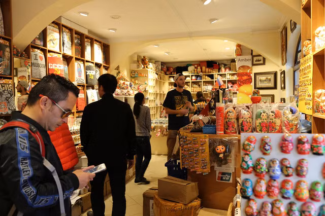 Ngoài tờ tiền 100 rúp, những chú sói Zabivaka - linh vật của World Cup 2018, búp bê truyền thống của Nga đang được rất nhiều cửa hàng kinh doanh quà tặng bán. Du học sinh mua về bán lại với mức giá từ 170 000 – 320 000 đồng/con. (Ảnh: Huyền Vũ)