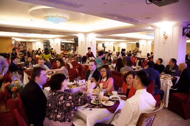  Do khách nước ngoài đổ về nước Nga đợt này nhiều nên nhu cầu ăn uống cũng tăng. Sinh viên thường đi làm thêm bán thời gian hoặc toàn thời gian tại các nhà hàng món ăn Việt Nam. Một ngày kiếm được 400.000 -600.000 đồng. (Ảnh: Huyền Vũ) 