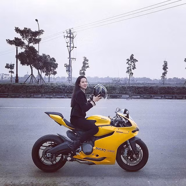 Xứ Huế vốn được biết đến với hình ảnh những cô thiếu nữ dịu dàng, nhu mì, nhưng thật bất ngờ khi Nguyễn Thị Hoài Thương sinh ra và lớn lên ở Huế lại dành niềm đam mê bất tận với xe phân khối lớn. Đó là hình ảnh một cô gái mạnh mẽ, tự chủ về mọi mặt đời sống và vô cùng cá tính.