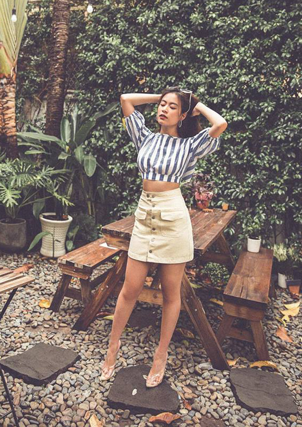 Hoàng Thùy Linh khoe eo thon với áo crop top đi cùng chân váylưng cao cài nút. Ca sĩ chọn thêm giầy nhựa trong hot trend để phối đồ. Hoàng Thùy Linh khoe eo thon ý nhị với áo crop top đi cùng chân váy cài nút kiểu lưng cao. Ca sĩ chọn thêm giầy nhựa trong hot trend để phối đồ.
