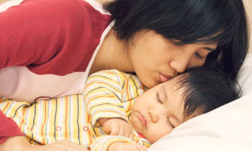 Ngủ cùng mẹ trước 3 tuổi giúp trẻ phát triển tối ưu