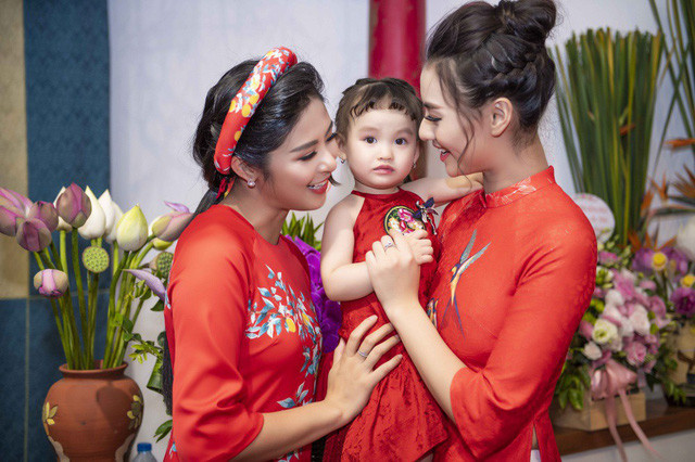  Cùng rạng rỡ trong trang phục màu đỏ ton sur ton với Ngọc Hân là người mẫu Hồng Quế và con gái. Chân dài vừa vướng vào lùm xùm với Hoa hậu Hương Giang. “Gái một con” chịu nhiều sự chỉ trích của cộng đồng mạng bởi “tố cáo” Hương Giang có thái độ làm việc thiếu chuyên nghiệp trong hai show diễn thời trang của NTK Đỗ Long và Hà Duy. Ngay sau đó, Hồng Quế đã viết tâm thư trên trang cá nhân khẳng định cô không “ghét bỏ hay coi thường mà rất khâm phục nỗ lực, sự cố gắng mà Hương Giang đã làm được tại Hoa hậu chuyển giới 2018. 