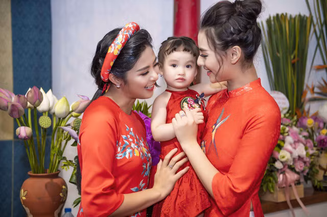  Cùng rạng rỡ trong trang phục màu đỏ ton sur ton với Ngọc Hân là người mẫu Hồng Quế và con gái. Chân dài vừa vướng vào lùm xùm với Hoa hậu Hương Giang. “Gái một con” chịu nhiều sự chỉ trích của cộng đồng mạng bởi “tố cáo” Hương Giang có thái độ làm việc thiếu chuyên nghiệp trong hai show diễn thời trang của NTK Đỗ Long và Hà Duy. Ngay sau đó, Hồng Quế đã viết tâm thư trên trang cá nhân khẳng định cô không “ghét bỏ hay coi thường mà rất khâm phục nỗ lực, sự cố gắng mà Hương Giang đã làm được tại Hoa hậu chuyển giới 2018. 