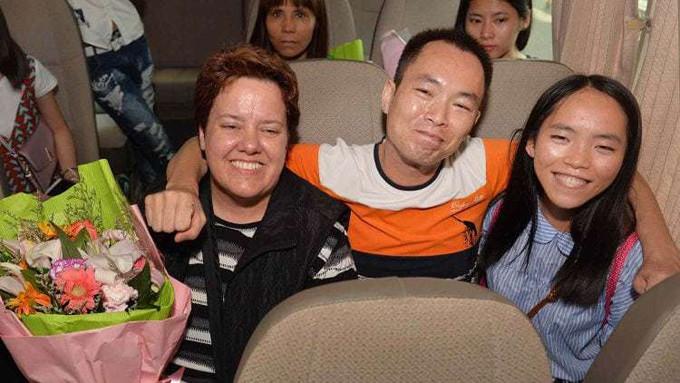 Anh Liang xúc động khoácvaicon gái Liang Jinglang và mẹ nuôi của cô. Ảnh:Shanghaiist. Anh Liang xúc động quàng vai ôm con gái Liang Jinglang và mẹ nuôi của cô. Ảnh: Shanghaiist.