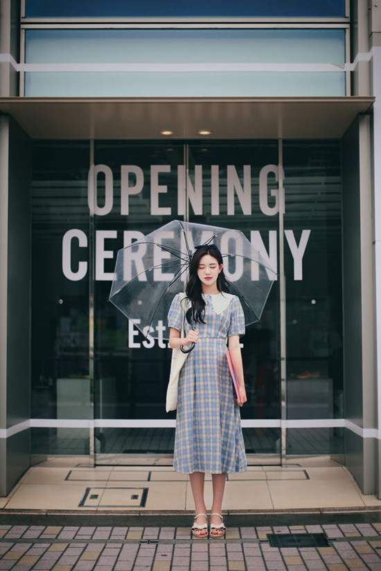 Đầu mùa hè, họa tiết hoa lá gần như chiếm trọn tình cảm của phái đẹp. Nhưng bước vào những ngày đầu tháng 7, họa tiết ca rô lại được nhiều tín đồ thời trang châu Á yêu thích.