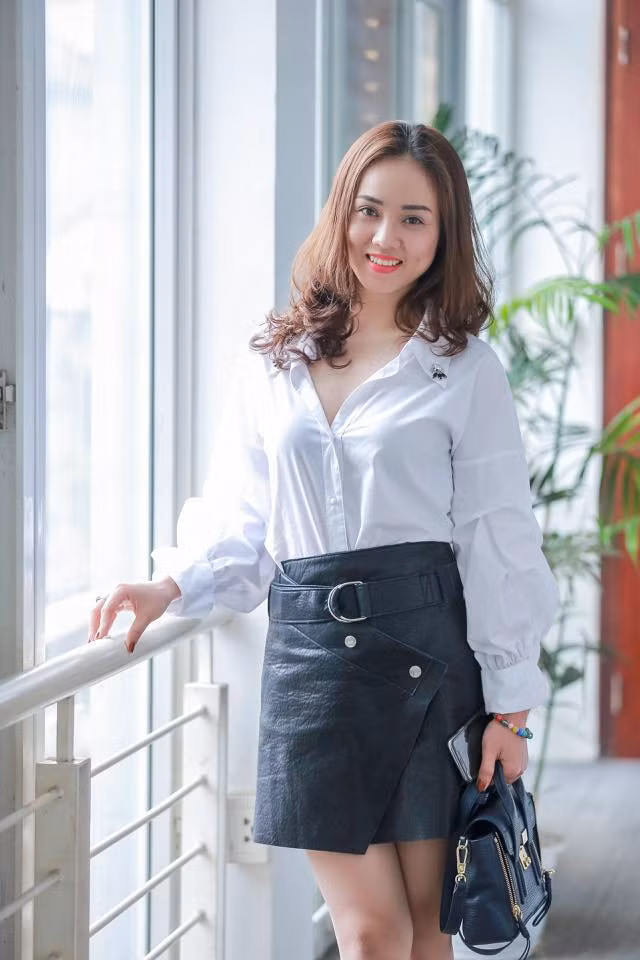 Ngọc Hà sở hữu má lúm đồng tiền duyên dáng.