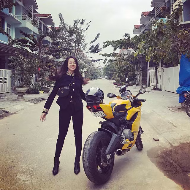  Nguyễn Thị Hoài Thương gây sự chú ý từ cộng đồng mạng khi lái xe phân khối lớn trị giá nửa tỷ dạo phố, từ đó cuộc sống của cô gái xinh đẹp xứ Huế này được nhiều người quan tâm. 