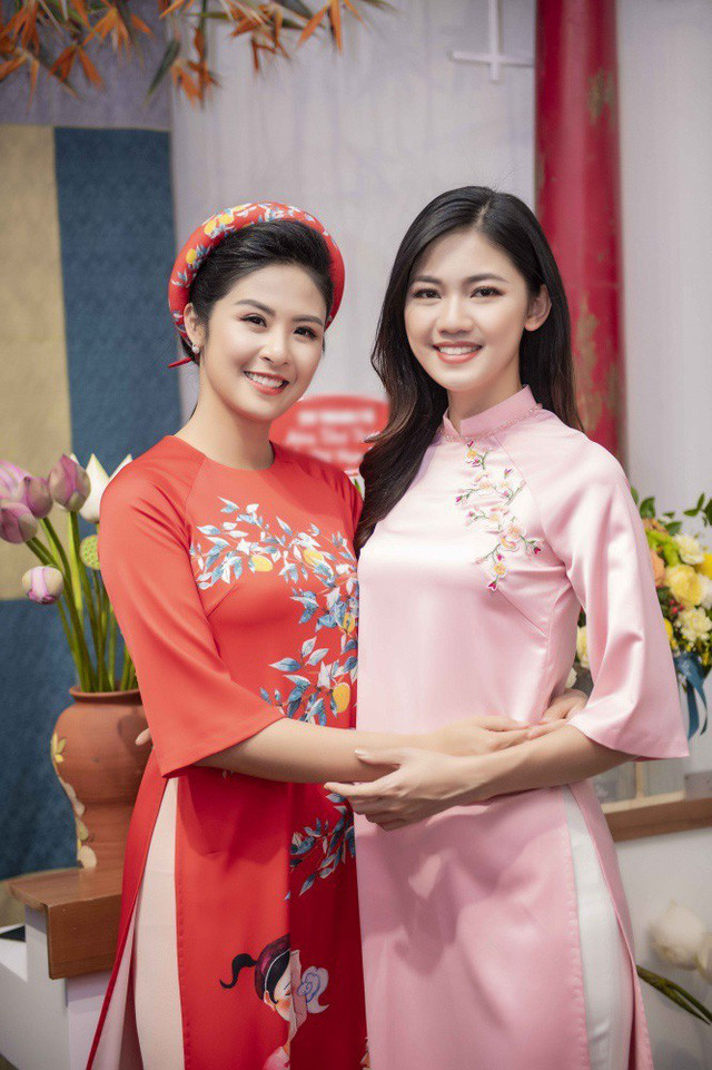 Với Á hậu Thanh Tú, Ngọc Hân là “tấm gương” trong mắt đàn em. Thanh Tú cũng chọn con đường định hướng người đẹp học thức và cũng theo nghiệp cầm mic song song với đam mê riêng như Ngọc Hân.