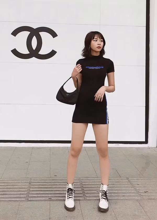 Ngoài chân váy ngắn, Phí Phương Anh còn chọn thêm váy ôm sát body để khoe nét trẻ trung, năng động.