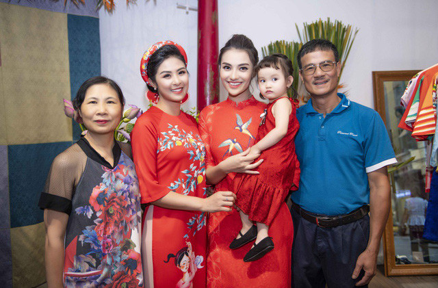 Cô và Ngọc Hân từng có nhiều năm cùng hoạt động chung trong một công ty quản lý người mẫu nên rất gần gũi như chị em gái. Khi gặp những sóng gió trong công việc và cuộc sống, Ngọc Hân cũng cho cô rất nhiều lời khuyên để cô thay đổi bản thân, sống vì con. Bố mẹ đẻ của Hoa hậu Ngọc Hân cũng rất yêu quý Hồng Quế.