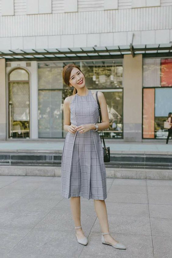 Họa tiết ca rô sọc trắng, xám đen từng khuấy đảo xu hướng thu đông 2017 tiếp tục được làm nóng trở lại.