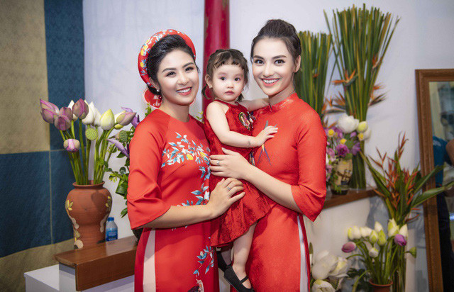 Còn về ồn ào, cô không muốn bình luận bởi mỗi người có một góc nhìn riêng về sự việc. Cô khuyên fan của Hương Giang nên cư xử văn minh, không nên dùng những từ ngữ miệt thị về con gái cô bởi trẻ con “vô tội” và không liên quan đến câu chuyện của người lớn. Bỏ qua scandal với Hoa hậu Hương Giang, Hồng Quế đưa con gái đến chung vui với mẹ nuôi Ngọc Hân.