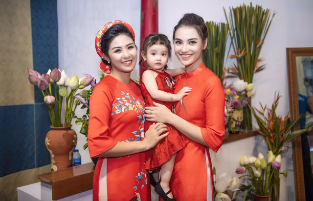 Còn về ồn ào, cô không muốn bình luận bởi mỗi người có một góc nhìn riêng về sự việc. Cô khuyên fan của Hương Giang nên cư xử văn minh, không nên dùng những từ ngữ miệt thị về con gái cô bởi trẻ con “vô tội” và không liên quan đến câu chuyện của người lớn. Bỏ qua scandal với Hoa hậu Hương Giang, Hồng Quế đưa con gái đến chung vui với mẹ nuôi Ngọc Hân.