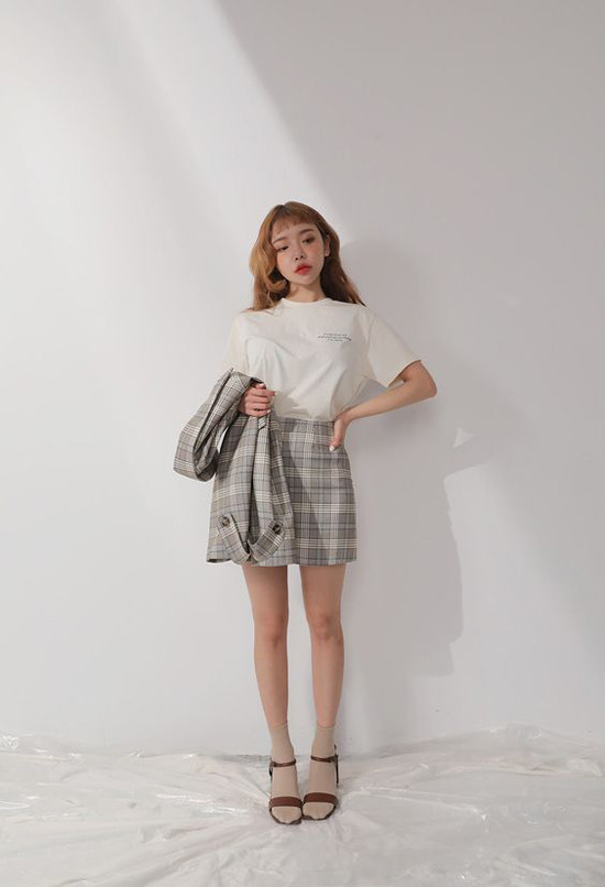 Ngoài các mẫu đầm mang dáng dấp phong cách hoài cổ, chân váy chữ A dáng ngắn cũng là món đồ được các fashionista châu Á ưa chuộng.