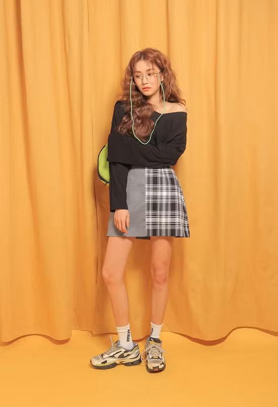 Những cô nàng năng động và yêu sự phá cách có thể tham khảo cách phối áo trễ vai, giầy thể thao cùng chân váy phối vải bắt mắt. Những cô nàng năng động và yêu sự phá cách có thể tham khảo cách phối áo trễ vai, giầy thể thao cùng chân váy phối vải bắt mắt.