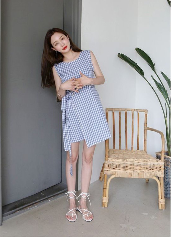 Set đồ giúp bạn gái giải nhiệt ngày hè gồm váy sát nách vạt quấn, sandal dây quấn đồng điệu.