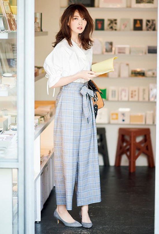 Quần ống rộng thắt nơ, sơ mi tay bồng hot trend cho bạn gái có chiều cao lý tưởng.