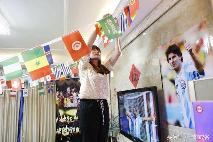 It is understood that Xiaorong bought lawns, footballs, and flags of various football teams on the Internet. He also prepared posters for the World Cup schedule and her husbands favorite star Messi.