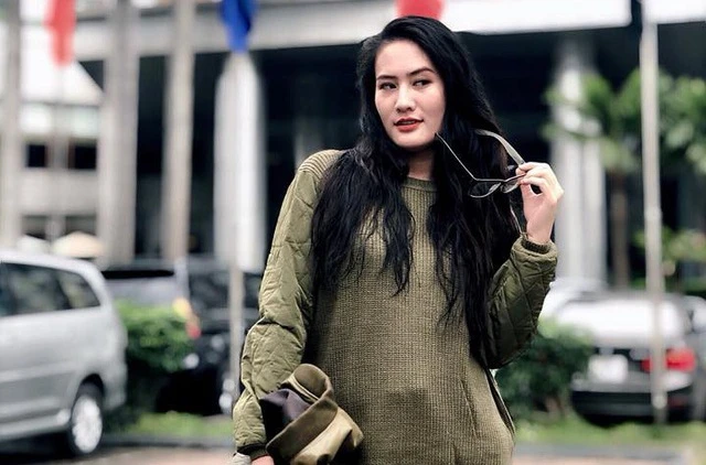 Chụp ảnh selfie giữa trời mưa, cô gái bị dân mạng chế giễu