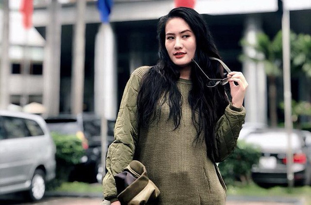 Chụp ảnh selfie giữa trời mưa, cô gái bị dân mạng chế giễu