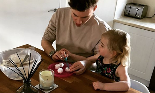 Nhờ người sinh con là điều tuyệt với nhất chúng tôi từng làm. Gia đình tôi bình thường như bất kỳ gia đình nào khác. Khi con ốm, chúng tôi cũng thay nhau thức suốt đêm, cho con bú, Robert tâm sự.Ảnh:Theyoungfamilytrio.