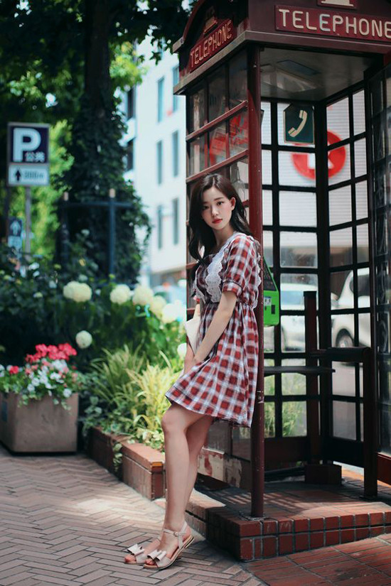 Set đồ mang lại sự thoải mái trong những ngày oi bức với váy liền thân vải cotton, dép sandal quai mảnh.