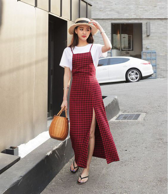 Các mẫu váy liền thân, váy hai dây, đầm vintage dễ dàng sử dụng khi đi cà phê và vẫn có thể mix đồ khi đến văn phòng.