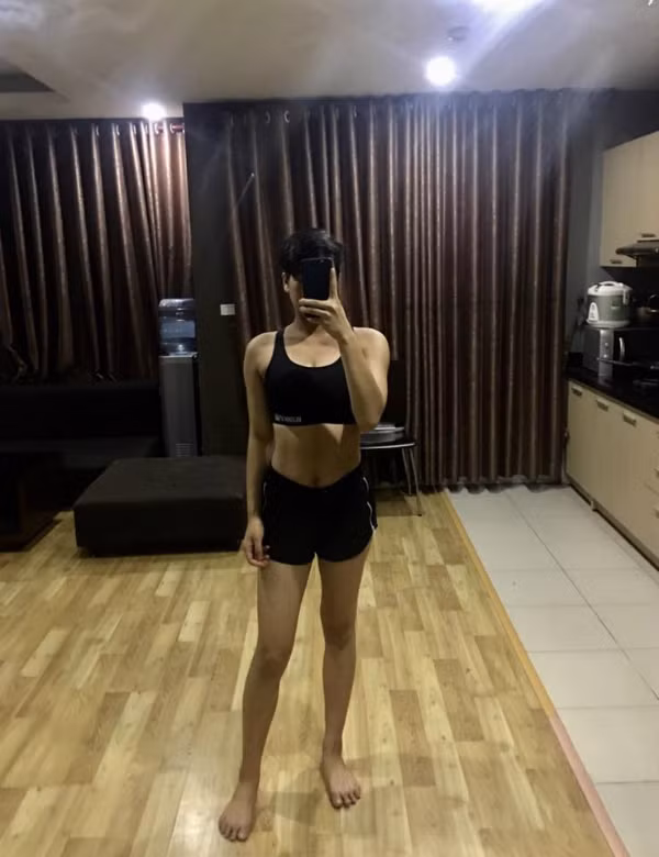 Sau 11 ngày sinh em bé, Hòa gần như lấy lại được vóc dáng ban đầu dù vùng bụng vẫn còn kém săn chắc.