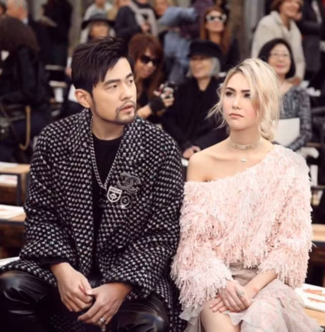  Châu Kiệt Luân theo đuổi Côn Lăng từ khi cô mới 17 tuổi và tới tháng 1/2015, cặp đôi tổ chức đám cưới khi Côn Lăng mới tròn 21 tuổi. 