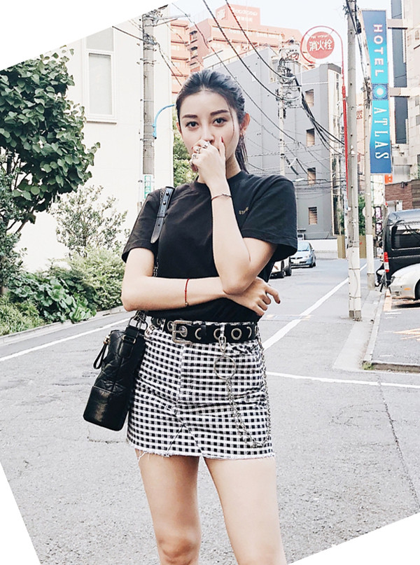 Huyền My kết hợp hài hòa tông màu trắng đen cho áo thun và kiểu chân váy được ưa chuộng trong mùa nóng. Huyền My kết hợp hài hòa tông màu trắng đen cho áo thun và kiểu chân váy được ưa chuộng trong mùa nóng.