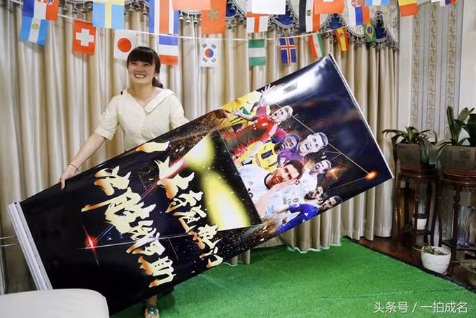 In order to increase the ambience of the living room, Xiaorong also devoted himself to some of the World Cup themes.