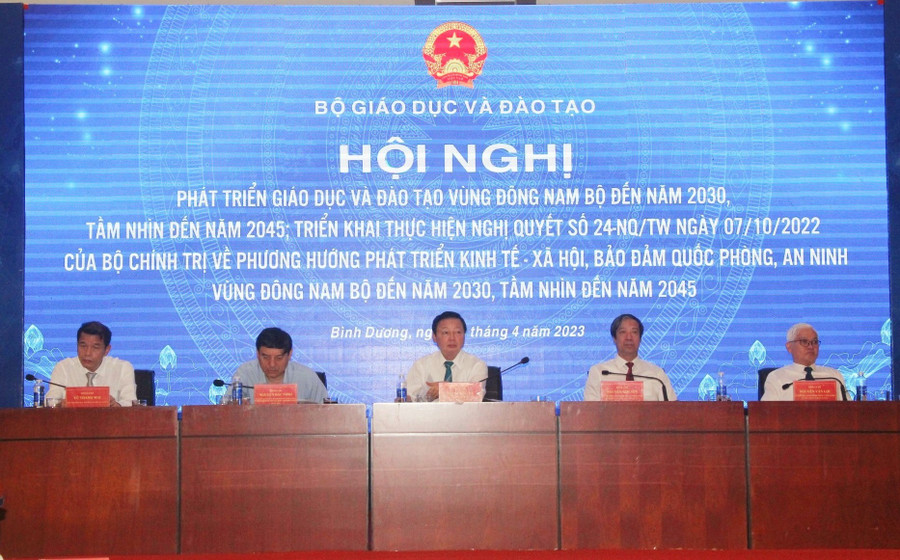 Ban chủ tọa Hội nghị phát triển GD&ĐT vùng Đông Nam Bộ.