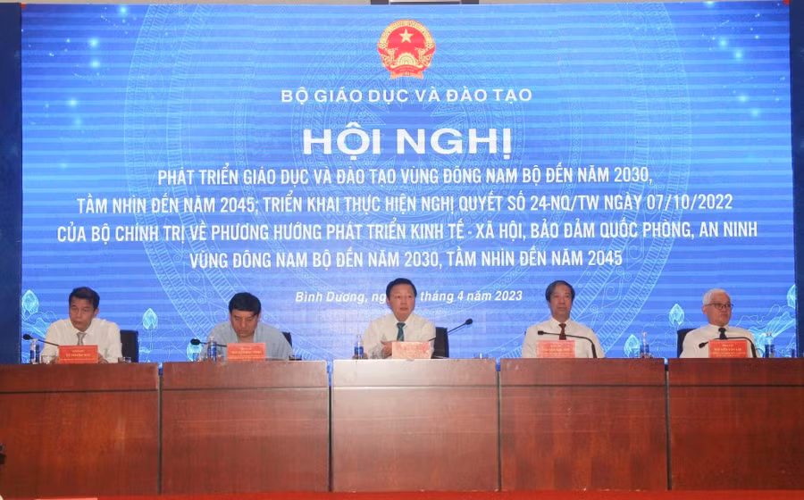 Ban chủ tọa Hội nghị phát triển GD&ĐT vùng Đông Nam Bộ.