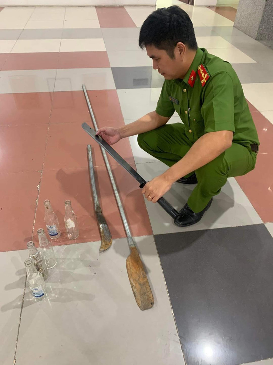 Hung khí mà hai nhóm thanh niên sử dụng để giải quyết mâu thuẫn. Hung khí mà hai nhóm thanh niên sử dụng để giải quyết mâu thuẫn.