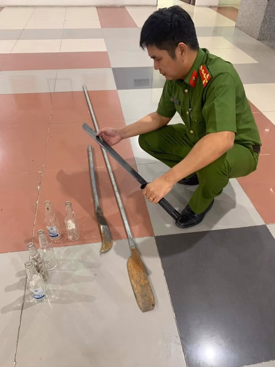 Hung khí mà hai nhóm thanh niên sử dụng để giải quyết mâu thuẫn.