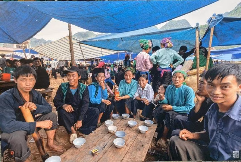 Các bức ảnh đều có mã QR - để công chúng có thể tìm hiểu câu chuyện đằng sau.