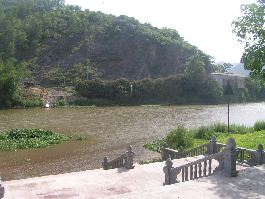 Chùa Bà Đanh nằm ven dòng sông Đáy