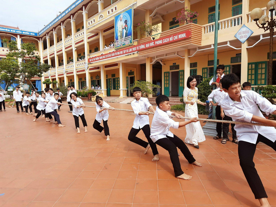 Học sinh hào hứng với trò chơi kéo co ngay sau lễ khai giảng. Học sinh hào hứng với trò chơi kéo co ngay sau lễ khai giảng.